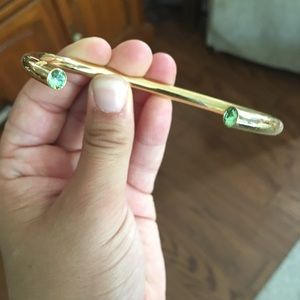 Gold bracelet with peridot stone